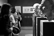 Foto di una visitatrice davanti ai ritratti